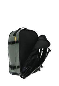 Sac à dos noir et vert foncé avec un design moulé, des bretelles ajustables et des boucles à l'avant. Il présente une finition texturée et un intérieur doublé.