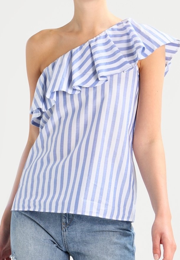 Top a righe blu e bianche con un design a spalla unica arricciato. Realizzato in tessuto leggero, presenta una vestibilità comoda e maniche corte.