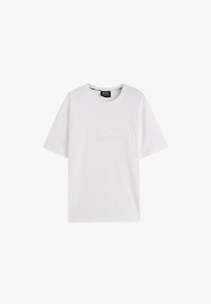 Camiseta de algodón blanca con cuello redondo, mangas cortas, con un logo en relieve de "FREDDY" en el frente. Textura suave y ajuste relajado.