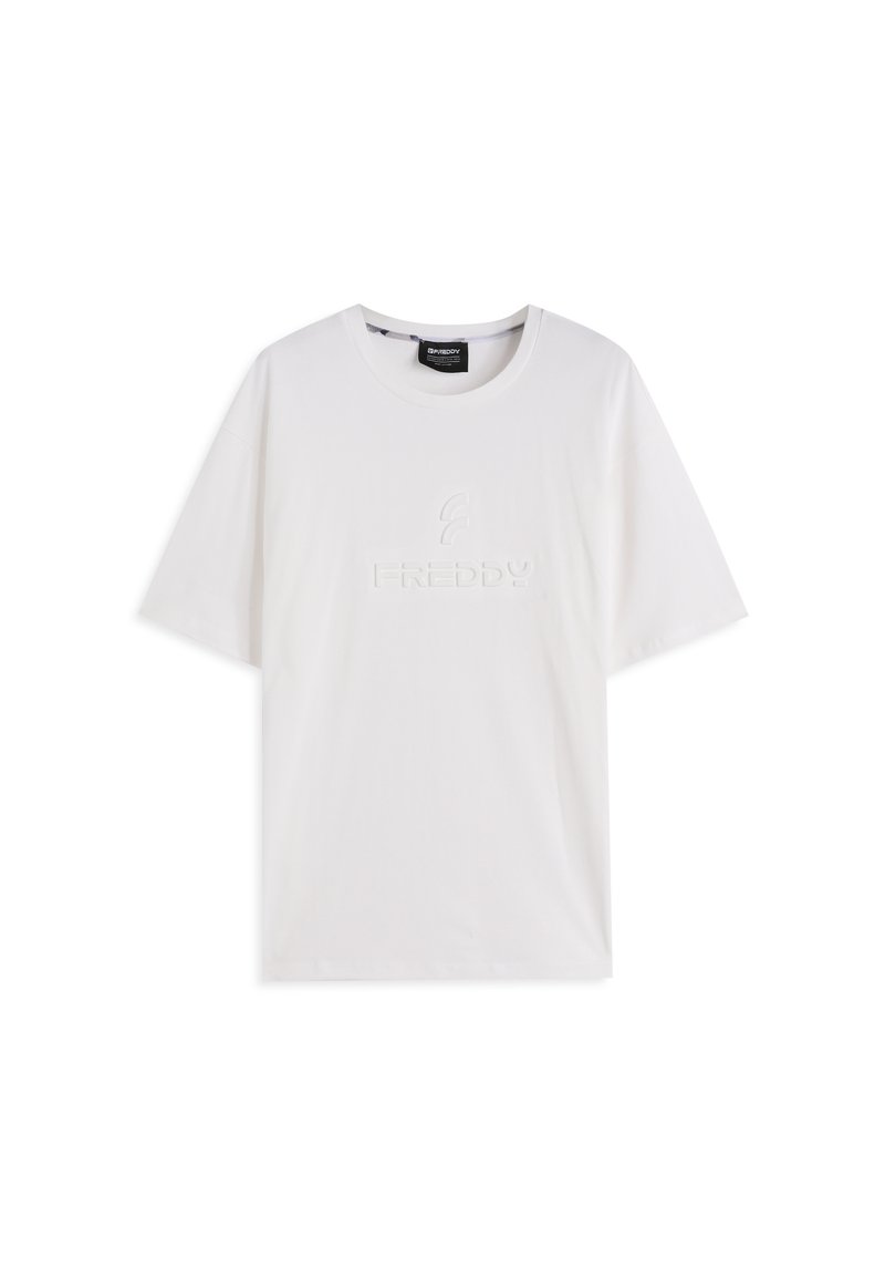 Camiseta de algodón blanca con cuello redondo, mangas cortas, con un logo en relieve de "FREDDY" en el frente. Textura suave y ajuste relajado.