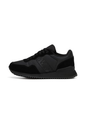 Czarny niski sportowy sneaker z teksturowaną podeszwą, sznurowaniem z przodu oraz oznakowanym bocznym panelem na białym tle.