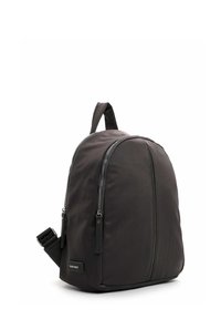 Mochila de tela negra con forma redondeada, cierres dobles, correa para el hombro ajustable y un asa en la parte superior. Presenta una etiqueta con el logo en el frente.