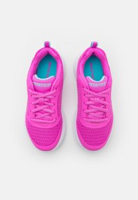 Zapatillas deportivas de color rosa brillante con parte superior de malla, lengüeta acolchada y suela de goma blanca. Presentan plantillas azules y diseño de cordones.