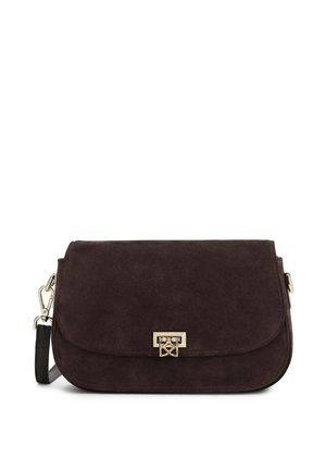 Bolso bandolera de ante marrón oscuro con cierre rectangular dorado y correa negra ajustable sobre fondo blanco.