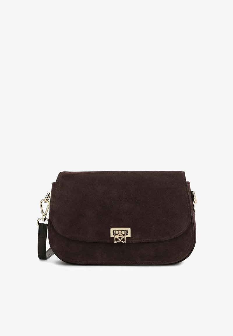 Sac bandoulière en daim marron foncé avec fermoir rectangulaire doré et bandoulière noire réglable sur fond blanc.