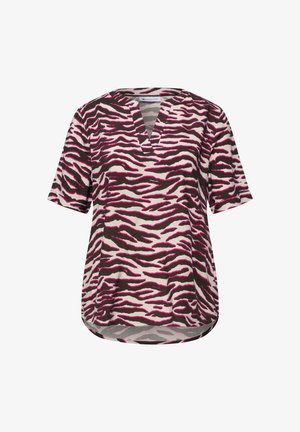 Blusa de manga corta con rayas de cebra rosas y negras, cuello en V y dobladillo redondeado, diseñada para uso informal.