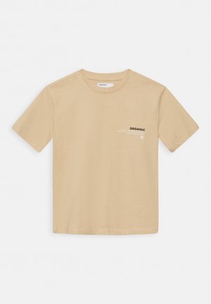 Beżowy t-shirt z krótkim rękawem, okrągłym dekoltem i małym nadrukiem "ORGANIC" na lewej piersi.