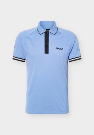 Polo bleu clair à manches courtes avec patte de boutonnage noire, manches bordées de noir et blanc et logo "BOSS" sur la poitrine gauche.