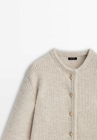 Lichtbeige gebreide cardigan met een gestructureerde afwerking, ronde halslijn en vijf houten knopen aan de voorkant.