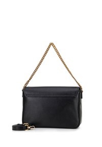 Černá kožená crossbody taška s texturovaným povrchem, zlatým řetízkovým popruhem a nastavitelným koženým popruhem. Má klopnu a zadní kapsu.