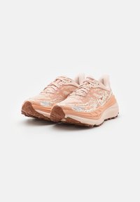 HOKA STINSON 7 - Trail hardloopschoenen - cream/sandstone
