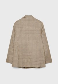 Blazer a quadri beige con colletto a rever, maniche lunghe e vestibilità rilassata. Il tessuto presenta un motivo testurizzato con accenti rossi e neri.