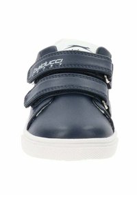 Sneakers in pelle blu navy con suole in gomma bianche e due fasce in velcro. Presentano una superficie testurizzata e un logo sulla fascia superiore.