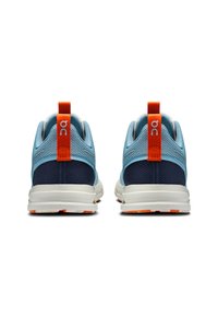 Baskets de course en mesh bleu clair avec des accents bleu marine, un tirant orange et une semelle blanche avec une texture antidérapante. Conçues pour le confort et le soutien.