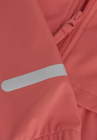 Leichtes, korallenfarbenes Gewebe mit glatter Textur verfügt über einen auffälligen silbernen reflektierenden Streifen und einen rosa Reißverschluss.