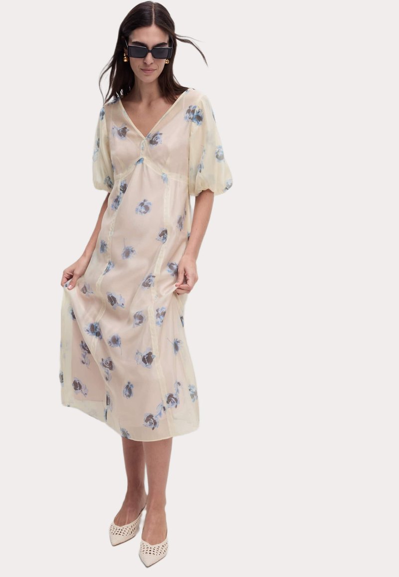 Blumiges Midi-Kleid aus durchsichtigem, leichtem Stoff mit V-Ausschnitt, Puffärmeln und hellblauen sowie braunen Blumenmustern.