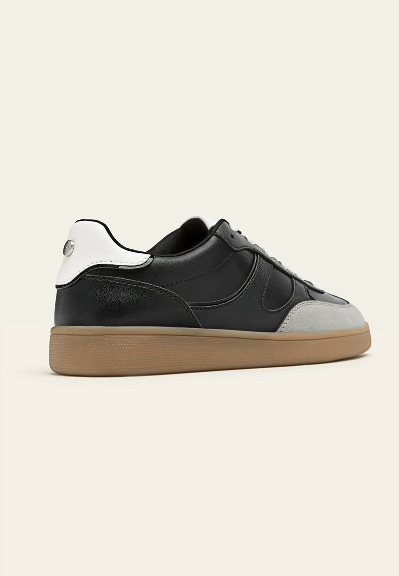 Stradivarius Trainers black (Pre-owned)