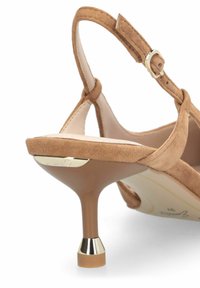 Sandale à talon kitten en daim marron avec bride de cheville ajustable et accent en métal doré sur le talon et le bord de la semelle.