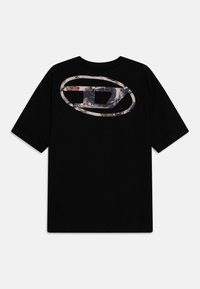 Čierne tričko s krátkym rukávom s veľkým, kruhovým grafickým vzorom v mnohých farbách na chrbte. Bavlnený materiál, dizajn s okrúhlym výstrihom.