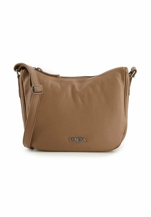 Brązowa skórzana torba crossbody o teksturowanym wykończeniu, w zaokrąglonym kształcie, z regulowanym paskiem i metalicznym logo na przodzie.