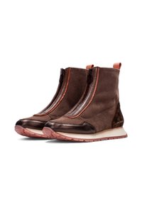 Stivaletti in suede marrone con un design elegante, dettagli metallici, doppie cerniere laterali e suola in gomma testurizzata per una maggiore aderenza.