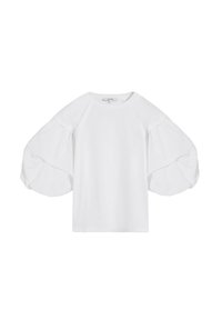 Blusa blanca con escote redondo y mangas abullonadas de gran tamaño que llegan hasta los codos, fabricada con un tejido ligero.