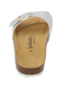 Weiße Flip-Flop-Sandale mit einem strukturierten, schimmernden Riemen und einem Korkfußbett. Verfügt über eine metallische Schnalle und eine beige Sohle für besseren Halt.