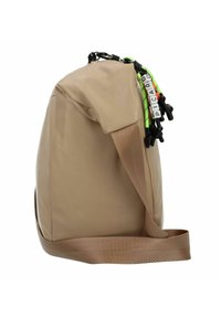 Beige, zacht textuur tas met een ronde vorm, verstelbare bruine schouderband en kleurrijke hardware accenten met de naam "PICARD."