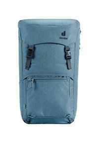 Mochila de textil azul con diseño de parte superior enrollable, correas ajustables, bolsillo frontal con cremallera y detalle de logo. Textura suave con un acabado duradero.