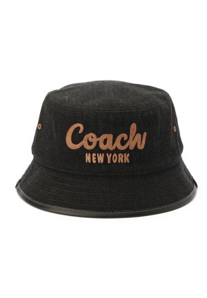 Czarna kapelusz typu bucket z brązowym haftowanym napisem "Coach New York" z przodu oraz małymi oczkami po bokach.
