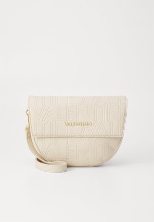 Roomwitte Valentino crossbodytas met reliëf logo patroon en goudkleurige merknaam op de voorklep, voorzien van een polsbandje.