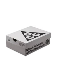 Λευκό κουτί παπουτσιών Nike ACG με μαύρο κείμενο που γράφει ""Nike ACG Means All Conditions Gear"" και μεγάλο λογότυπο τριγώνου ACG στο καπάκι.