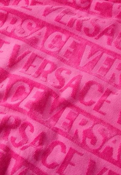 Rozā teri audums ar izliekto atkārtoto "VERSACE" logotipa rakstu. Mīksta tekstūra, ar dažādiem rozā toņiem kontrastam.