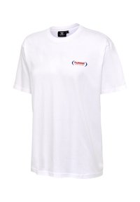 T-shirt blanc à manches courtes et col rond avec petit logo "hummel SPORTSWEAR" rouge et bleu sur la poitrine gauche.