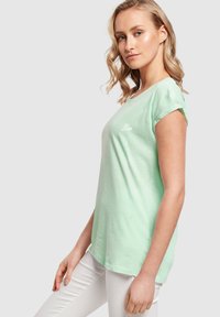 Merchcode FLOWERS BLOOM EXTENDED SHOULDER - Marškinėliai su spaudiniu - neo mint