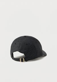 Μαύρο καπέλο μπέιζμπολ με ανάγλυφο σχέδιο σε όλη την επιφάνεια και ρυθμιζόμενο λοξό ύφασμα με χρυσό μεταλλικό κούμπωμα πίσω, σε λευκό φόντο.