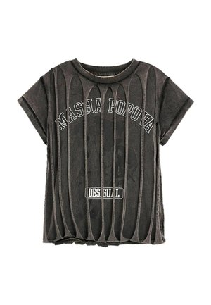 Mørkegrå T-shirt med korte ærmer og lodrette udskæringsslids, "Masha Popova" og "Desigual" trykt på fronten, delvist synligt kranietryk.
