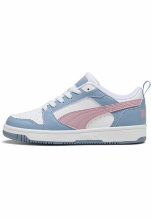 Witte en blauwe sneaker met roze accenten, voorzien van een geperforeerde neuskap, een soepele leren textuur en een robuuste rubberen zool.