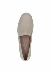 Világos bézs bőrcipő, ami slip-on stílusú, lekerekített orral, sima felülettel, minimális varrással és diszkrét logóval a talpbetéten.
