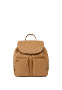 Zaino in pelle color tan con pattina, chiusura a cordoncino, due tasche frontali, logo impresso e dettagli in metallo dorato.