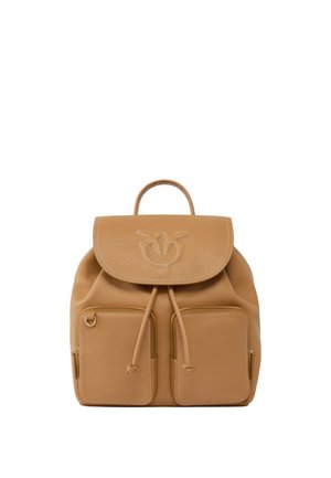 Zaino in pelle color tan con pattina, chiusura a cordoncino, due tasche frontali, logo impresso e dettagli in metallo dorato.