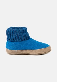 Pantofola in feltro blu con risvolto lavorato a maglia, dotata di una suola in suede naturale. La parte superiore è di un blu brillante, mentre il risvolto è di un blu più scuro.