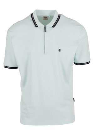 Lichtblauwe poloshirt met een ritskraag, zwarte accenten op de kraag en mouwen, korte mouwen en een klein logo op de borst.