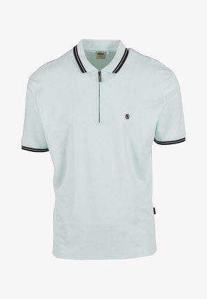 Camisa polo azul claro con cuello zip, acentos en negro en el cuello y las mangas, mangas cortas y un pequeño logo en el pecho.