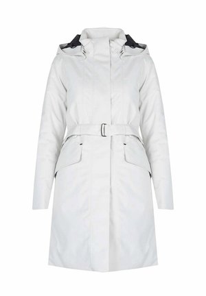 Cappotto impermeabile bianco con chiusura a zip, cappuccio regolabile e vita con cintura. Presenta due tasche frontali e una texture liscia.