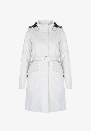 Witte waterdichte jas met rits aan de voorkant, verstelbare capuchon en een ceintuur in de taille. Heeft twee voorzakken en een gladde textuur.