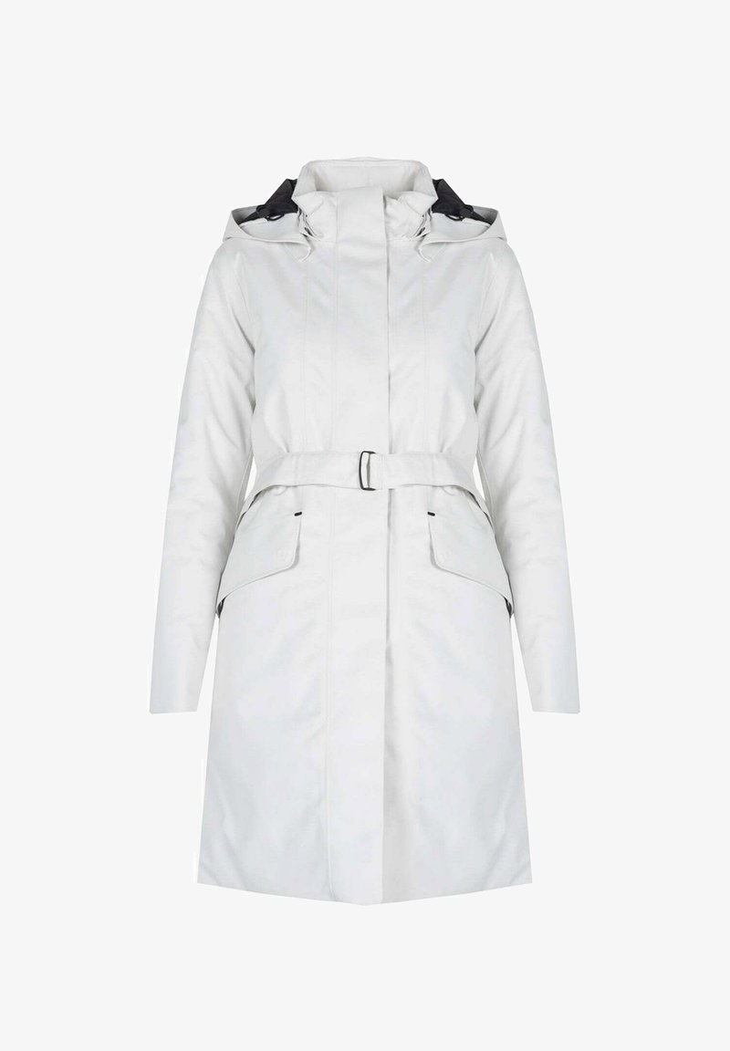 Hvid vandtæt jakke med lynlås foran, justerbar hætte og bælte i taljen. Har to frontlommer og en glat tekstur.