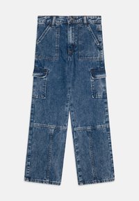 Pantalones cargo de mezclilla en un lavado azul claro, que cuentan con cuatro bolsillos, un corte relajado y detalles de costura visibles.