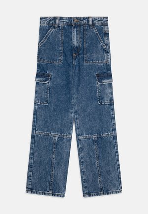 Džínsové cargo nohavice v svetlomodrom odtieni, s štyrmi vreckami, vo voľnom strihu a s viditeľnými švami.