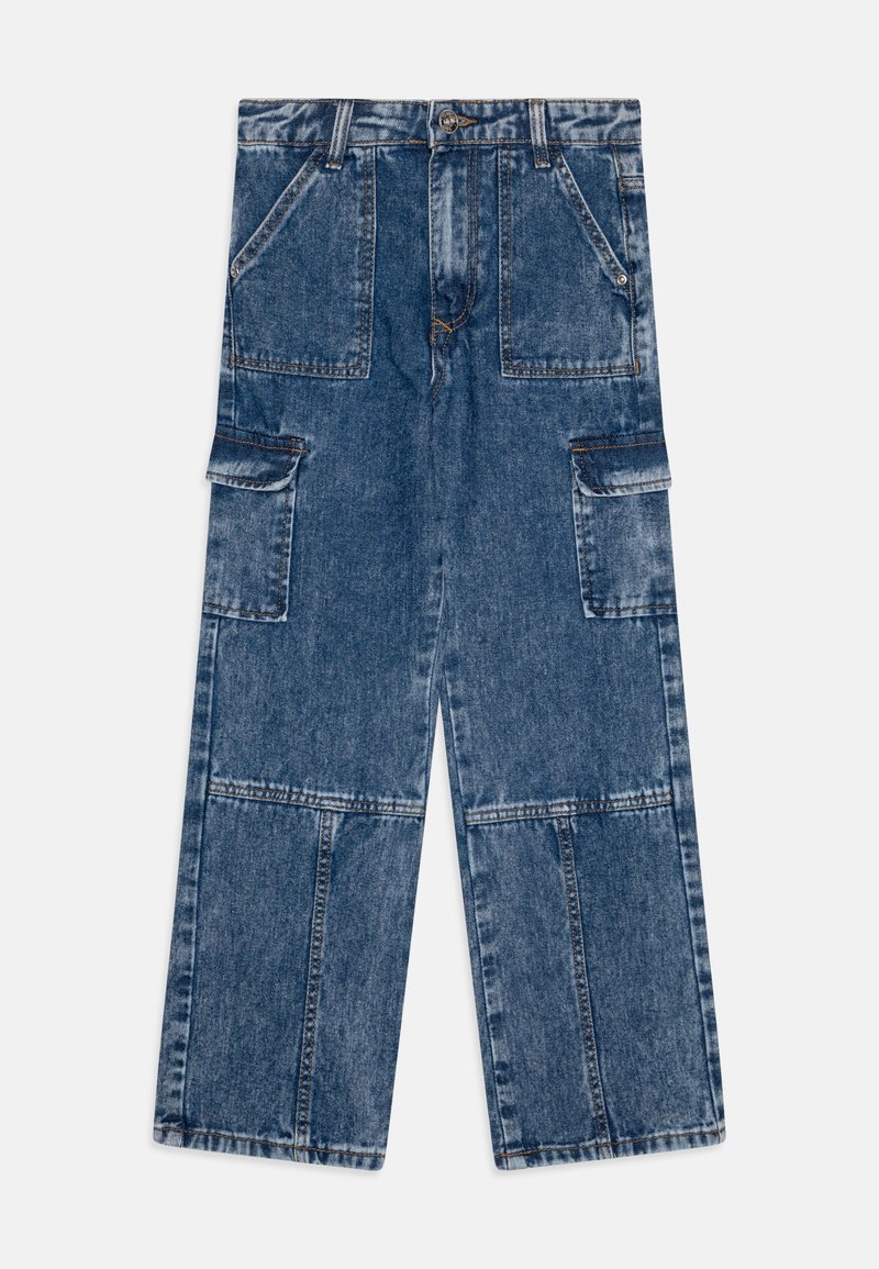 Pantalones cargo de mezclilla en un lavado azul claro, que cuentan con cuatro bolsillos, un corte relajado y detalles de costura visibles.